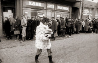 София, хранителна криза - опашката гледа завистливо жена, успяла да си купи хляб, 1991г.
