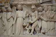 Фрагмент от Добродетелите и Греховете, западен портал на катедралата Нотр Дам, Париж, ок. 1210г.