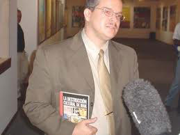 Фернандо Баез с екземпляр от книгата си