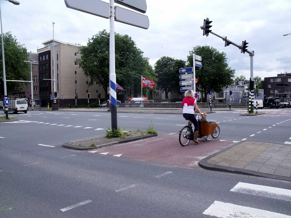 Бумът на туристи в Амстердам притеснява и жителите, и властите на града