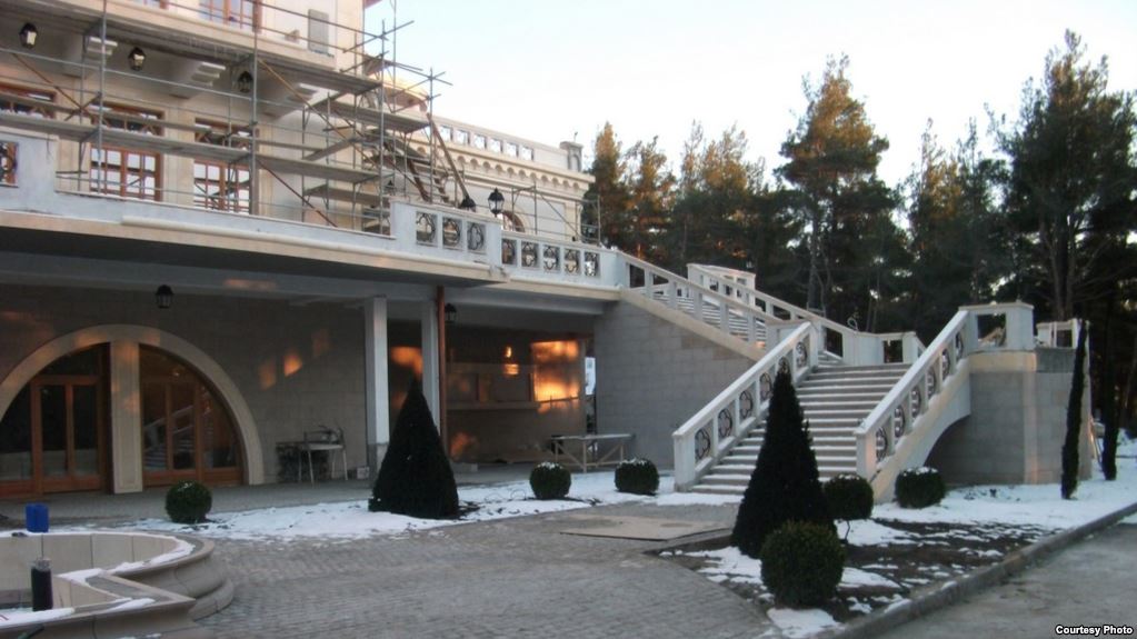 Скромната православна виличка на Гундяев, само 1200 кв.м. разгъната площ