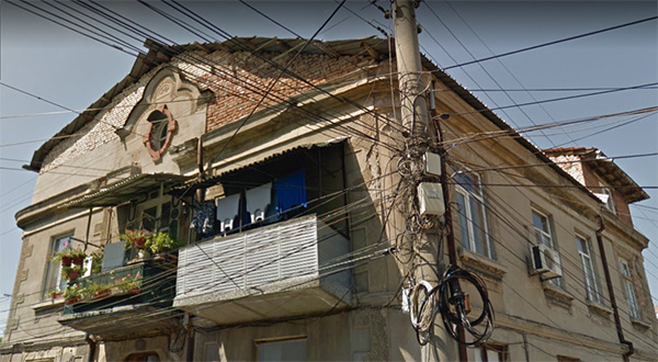 Стара къща в български град. Почти можете да си представите как е изглеждала без допълнителния покрив, допълнителните балкони и навеси