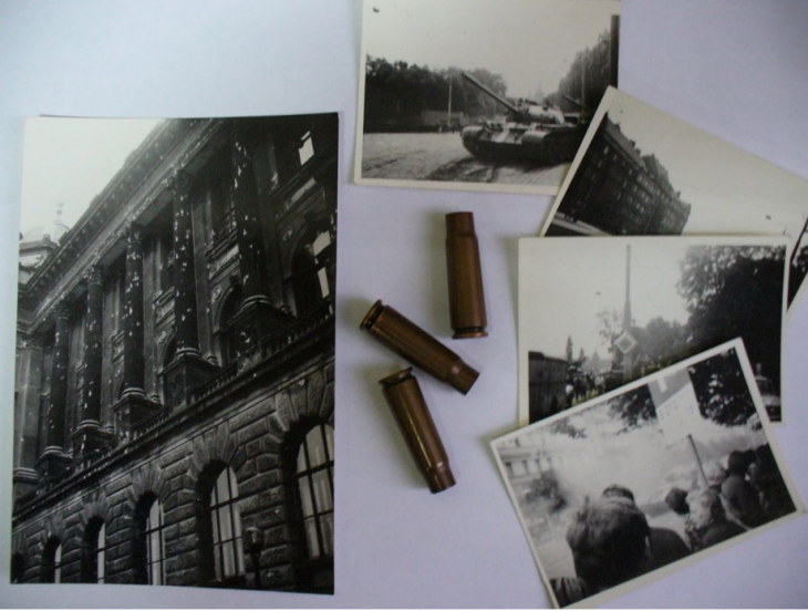 Простреляните стени на Националната галерия в Прага, гилзи, събрани през август 1968 г. около сградата.