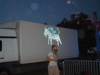 Уникалните визуализации се случваха върху едната страна на бял камион и излизаха изпод ръцете на Стоян Велинов - Virtual DJ