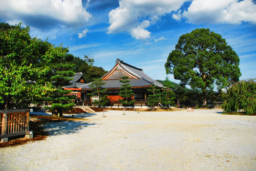 Един от многобройните храмове на Киото