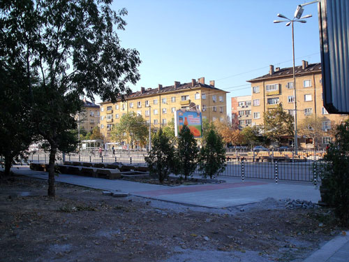 Прясно засадени борчета замаскират гледката.
