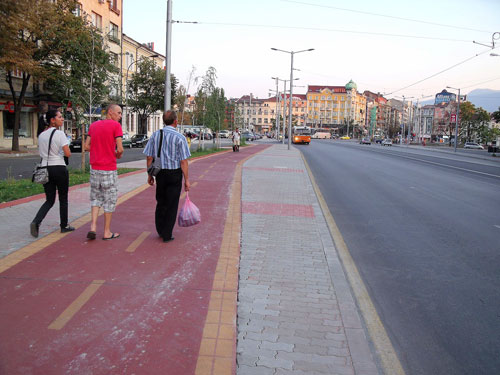 Така изглежда новата велоалея от Лъвов мост до гарата.
