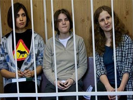 Трите момичета са от началото на март в ареста
