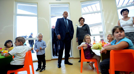 Борисов нападна Станишев с нова детска градина