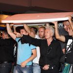 Пред централата на Волен има около 200 яки момчета