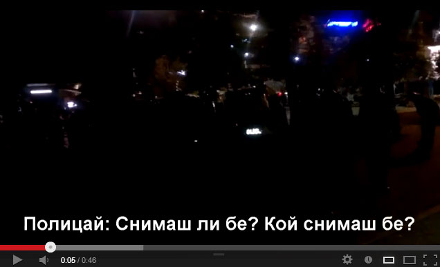 Полицията удря хора, само защото снимат