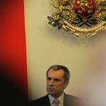 Премиерът изрежда икономически приоритети под призиви за оставка