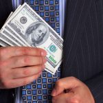 Шотландски мошеник свил 600 млн. долара от клиенти, инвестирал ги в... изоставени кръчми