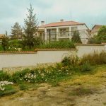 Скромната вила на Румен Овчаров в софийското село Саранци