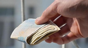 Антикорупционната вълна в Румъния застигна и българин