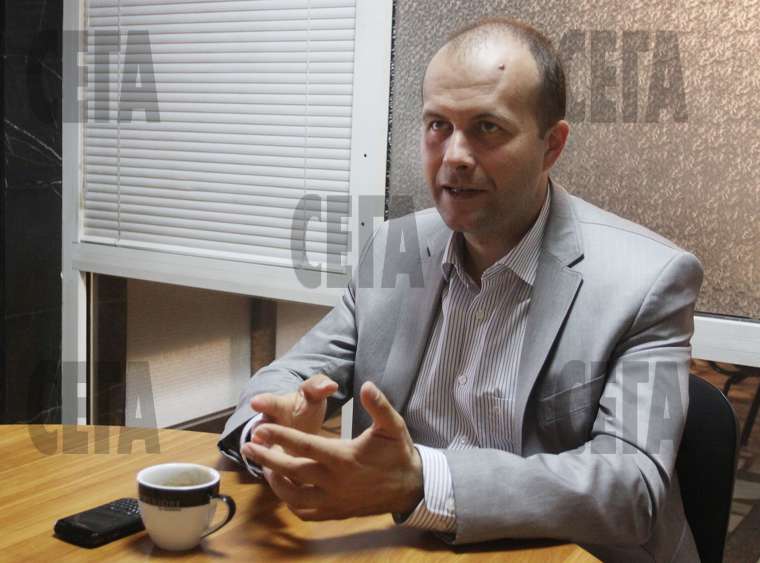 Конференциите и командировките зад граница са приятни протоколни мероприятия, но решението да се вдигне завод се взима другаде, казва икономистът Борислав Стефанов.