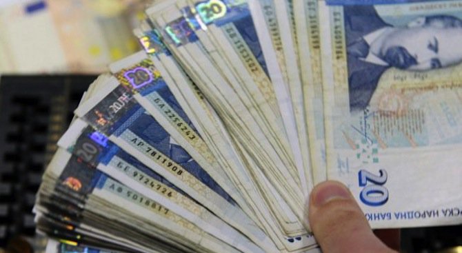 Съдебните изпълнители неправилно запорират хиляди заплати и пенсии