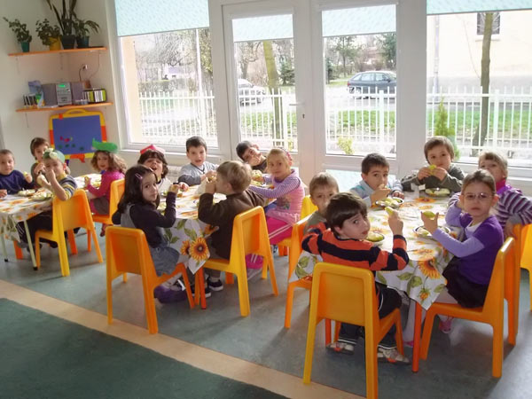 Фирми откриват безплатни забавачки за деца на служителите си през лятото
