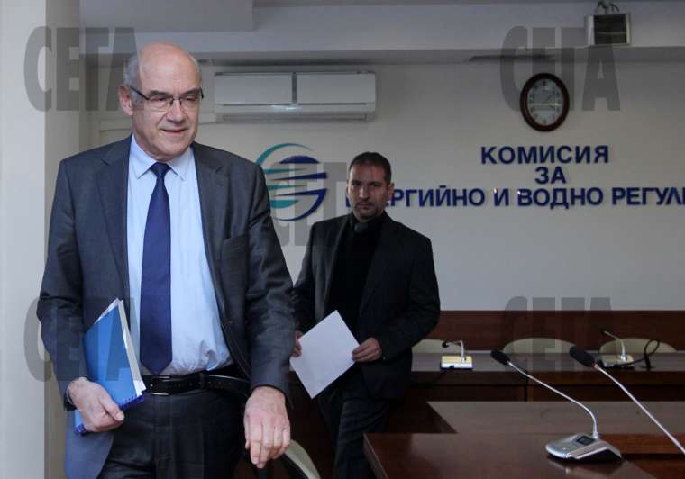 Регулаторната комисия е решена да си събере най-после таксите, които й дължат подопечните предприятия.