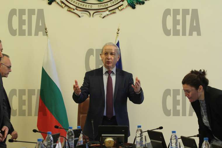 Служебният премиер Огнян Герджиков обеща пълна ревизия на предходния кабинет. Последваха постни шест странички за обществените поръчки, от които не се видяха сериозни проблеми. За сметка на това рокадите в държавната администрация вървят с пълна сила.