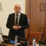 Вицепремиерът Томислав Дончев (вляво) предупреди чиновниците да не посрещат гражданите „намусени и сърдити”, защото са лицето на държавата.