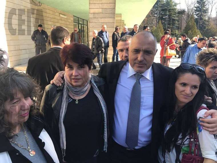 Борисов много обича да се представя като човек от народа, вслушващ се в народа. Но всъщност това е удобно алиби за популистки решения и бягство от отговорност
