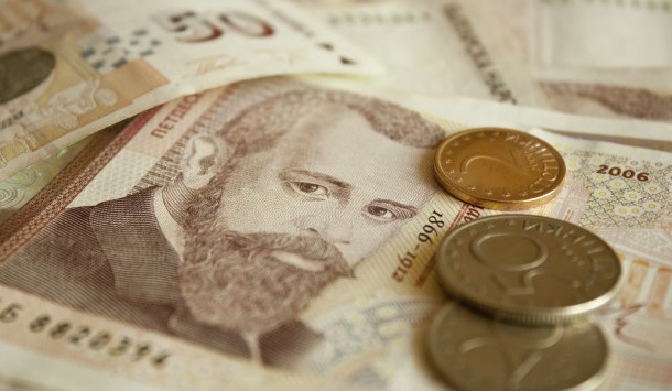 Колко хора в България вземат над 5000 лева заплата?