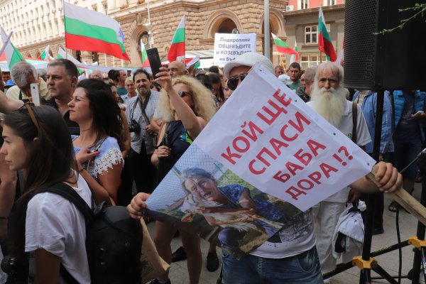 Истината за баба Дора е тъжна и неудобна. И никой не смее да я съобщи