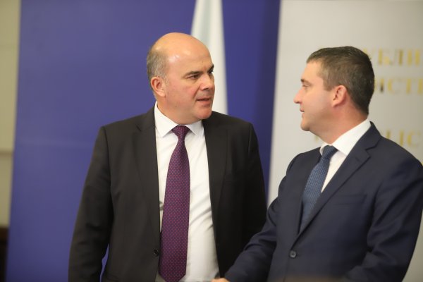 Социалния и финансовия министър Бисер Петков и Владислав Горанов