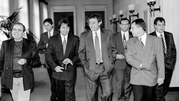 През 1993 г. знакови фигури от началото на прехода, под чийто контрол преминаха ключови части от икономиката, основаха Конфедерация на едрите индустриалци или Г-13. На снимката: Красимир Стойчев („Трон”), Емил Кюлев (Туристспортбанк), Илия Павлов („Мултигруп”), Валентин Моллов (групировка „Моллов”), Васил Божков („Нове холдинг”), Добромир Гущеров („Орел”). По-късно Павлов и Кюлев бяха показно убити.