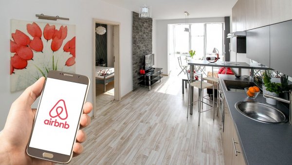На криви депутати Airbnb и Booking им пречат