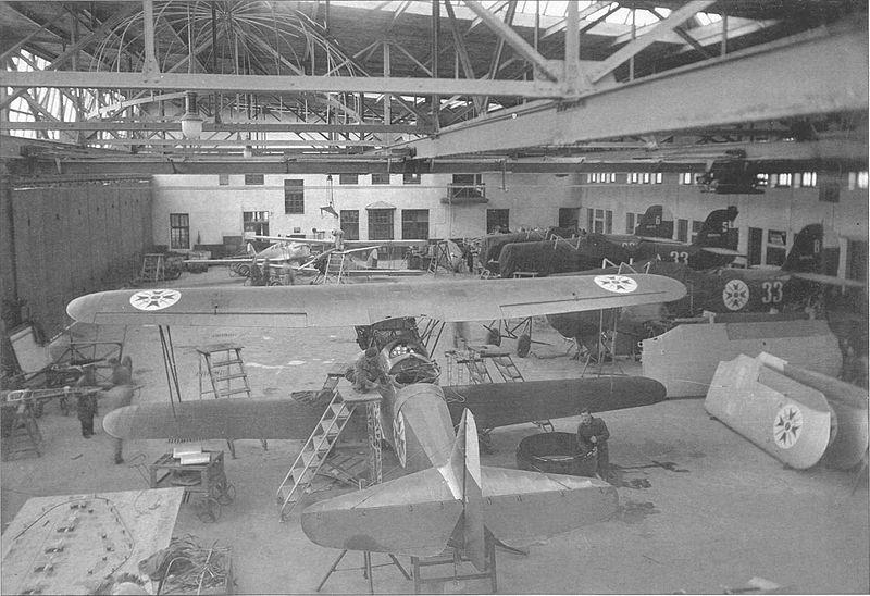 „ДAР-3 Гарван-1“, „ДАР-7“ и Heinkel HE-45b Shturkel в хангарите на ДАР, 1936 г.