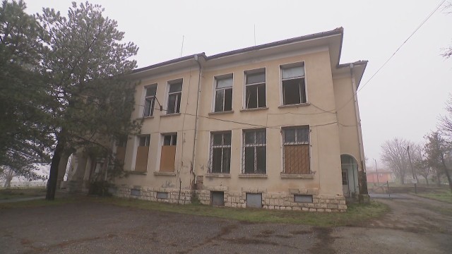 Ученици от с. Бъзън искат да откупят и ремонтират местното училище