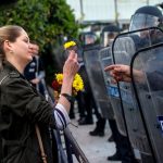 Полицаите трябва да сменят гумените палки с цветя
